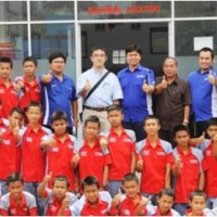 Tim Yamaha Jepang berfoto bersama dengan jajaran SMK Pertiwi beserta sejumlah siswanya.